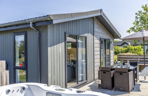 Poppy, 5 Roadford Lakes Lodges  -  a lodge that sleeps 4 guests  in 2 bedrooms
