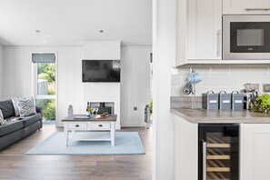 Fridge, microwave, oven, stovetop - Poppy, 5 Roadford Lakes Lodges  -  a lodge that sleeps 4 guests  in 2 bedrooms (Roadford Lake)