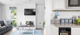 Poppy, 5 Roadford Lakes Lodges  -  a lodge that sleeps 4 guests  in 2 bedrooms