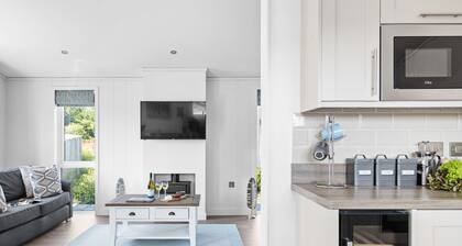 Poppy, 5 Roadford Lakes Lodges - a lodge that sleeps 4 guests in 2 bedrooms