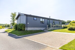 Exterior - Poppy, 5 Roadford Lakes Lodges - a lodge that sleeps 4 guests in 2 bedrooms (Roadford Lake)