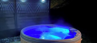 Luxury hot tub lodge with onsite bar/restaurant and many other amenities