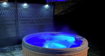 Luxury hot tub lodge with onsite bar/restaurant and many other amenities