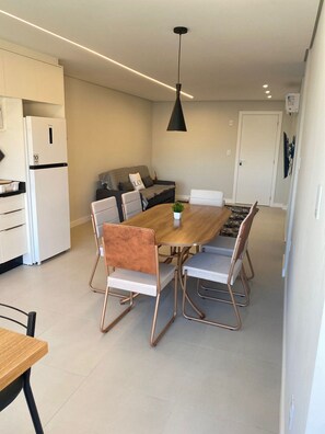 Apto Pérola de Penha Próximo ao Beto Carrero - SC | Vardagsrum | 50-tums smart-tv med digitalkanaler, Netflix och streamingtjänster