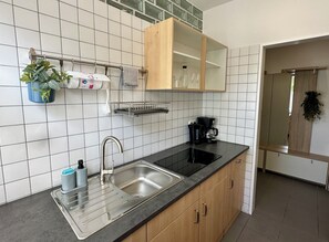 Kjøleskap, mikrobølgeovn, kokeplater og kaffetrakter/tekoker