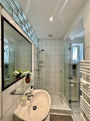 Hiustenkuivaaja, pyyhkeet, saippua, sampoo