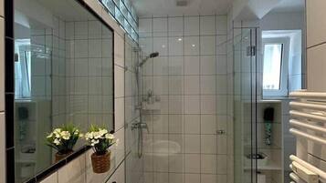 Haartrockner, Handtücher, Seife, Shampoo