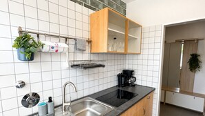 Kaffetrakter/tekoker, kjøleskap, mikrobølgeovn og kokeplater
