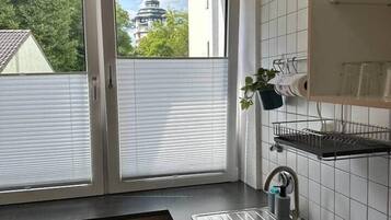 Kühlschrank, Mikrowelle, Herdplatte, Wasserkocher mit Kaffee-/Teezubehör