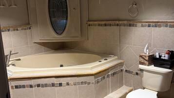 Whirlpool, Haartrockner, Handtücher, Seife