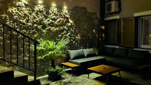 Un espace intérieur accueillant avec un escalier, un canapé et une table basse.