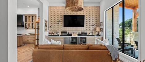 TV, fireplace