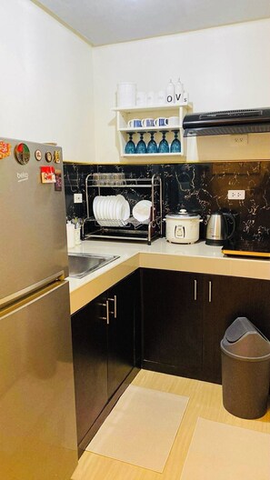 Refrigerador, lavavajillas, tetera eléctrica y utensilios de cocina