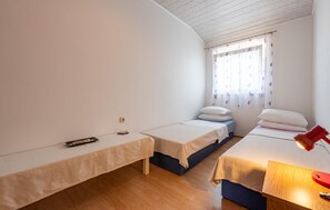 2 室のベッドルーム、セーフティボックス (室内)、WiFi (無料)