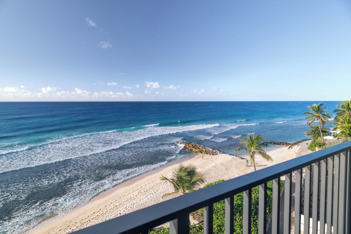 Zimmersafe, Schreibtisch, Verdunkelungsvorhänge, schallisolierte Zimmer