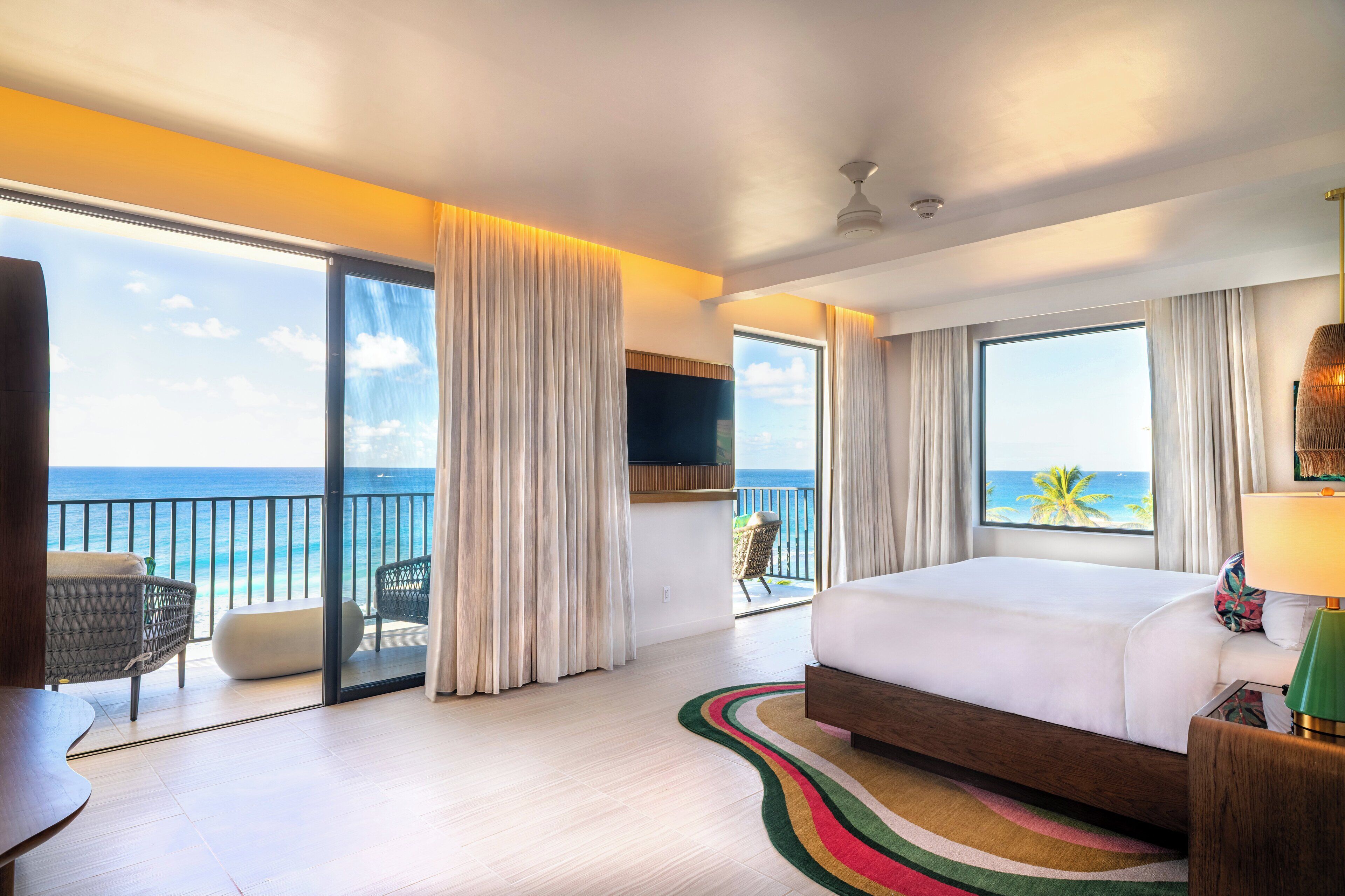 خزنة داخل الغرفة ومكتب وستائر تعتيم وتجهيزات عازلة للصوت