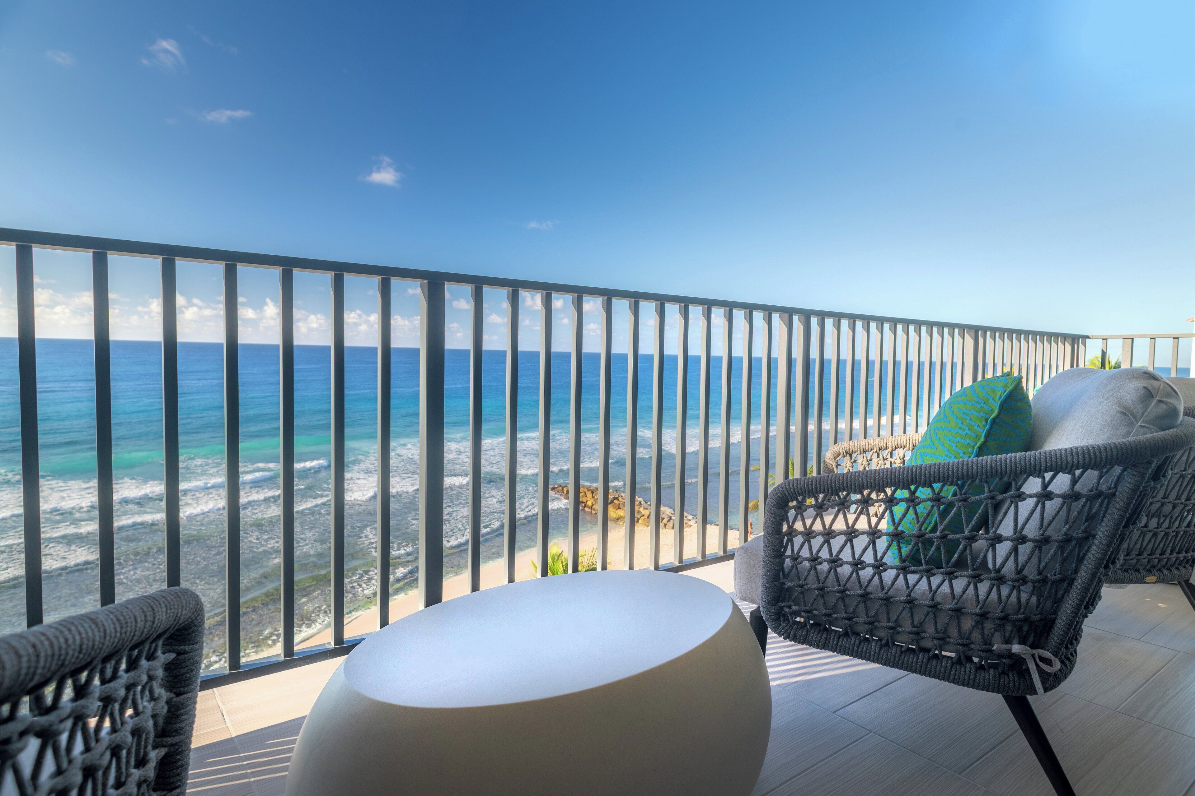 Caja fuerte, escritorio, cortinas opacas y sistema de insonorización