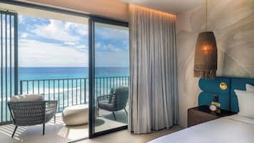 Safe på rommet, skrivebord, blendingsgardiner og lydisolert