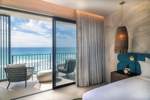 Caja de seguridad en la habitación, escritorio y cortinas blackout