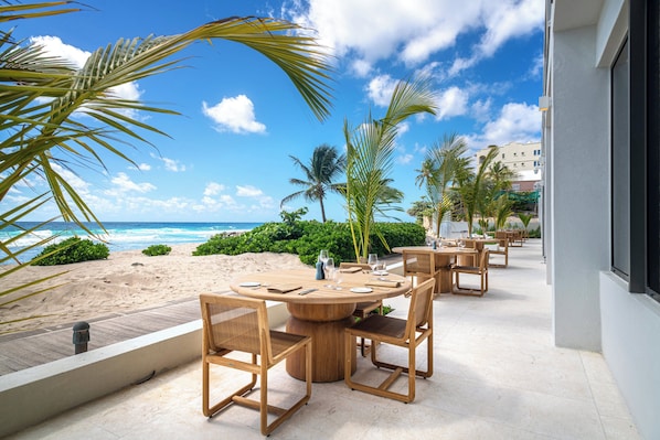 3 restaurants; breakfast, lunch, and dinner served
