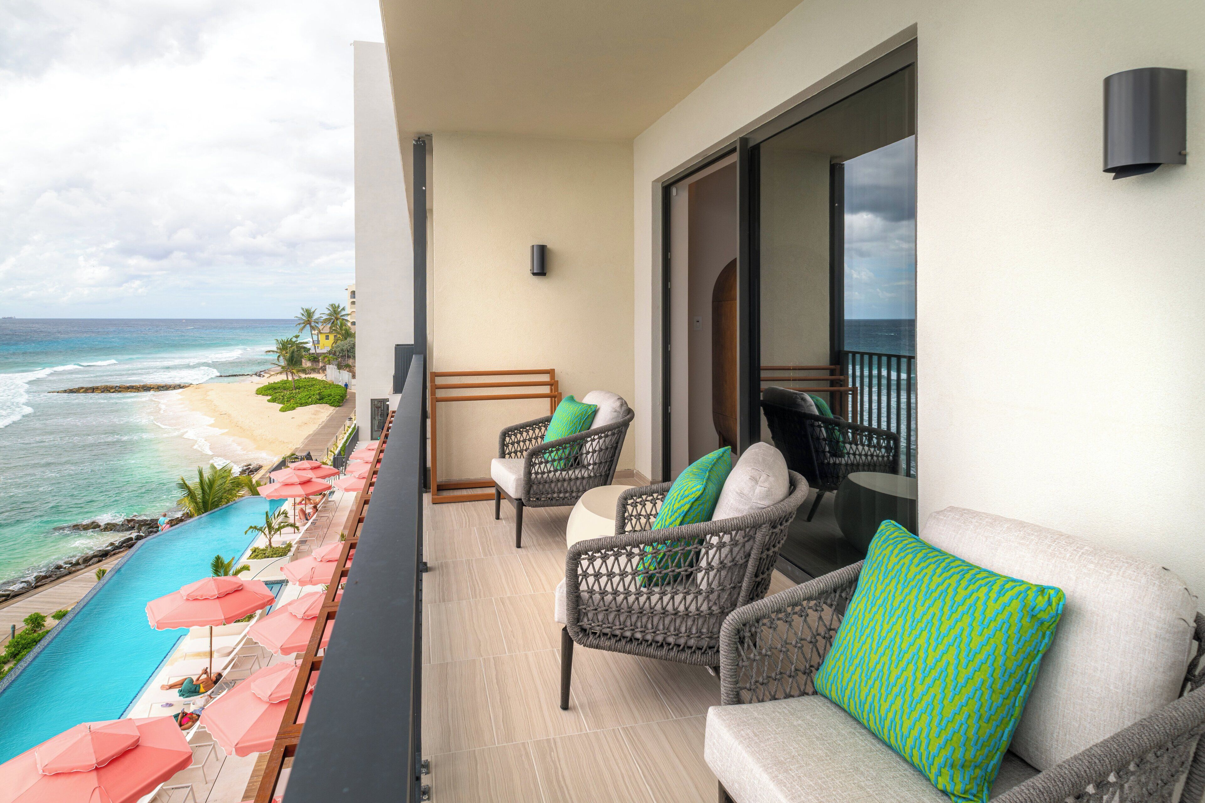 Premium Room, 1 King Bed, Pool View, Corner | In-room safe, desk, blackout curtains, soundproofing