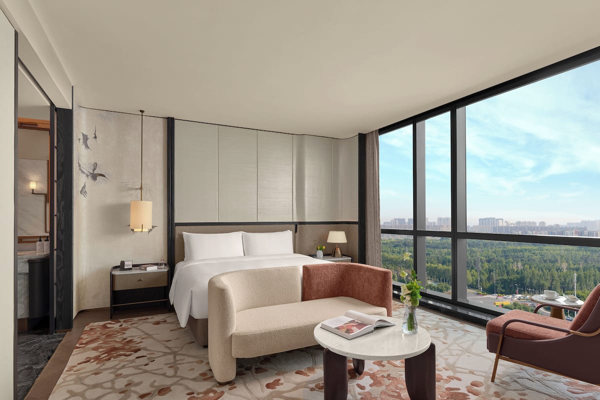 Suite (Diplomatic) | Premium bedding, down comforters, Select Comfort beds