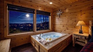 Une cabane en bois dotée d’une grande fenêtre, d’un bain à remous et d’une décoration en forme d’étoile sur le mur.