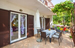 تناول الطعام بالخارج
