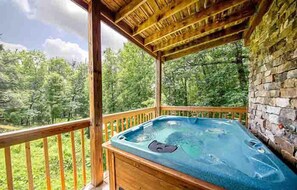 Outdoor spa tub - Cozy 2 Bedroom Cabin w/ Hot Tub & Games (Pigeon Forge)