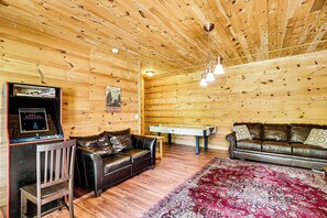 Game room - Cozy 2 Bedroom Cabin w/ Hot Tub & Games (Pigeon Forge)