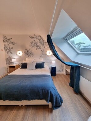 4 bedrooms, iron/ironing board, WiFi, bed sheets