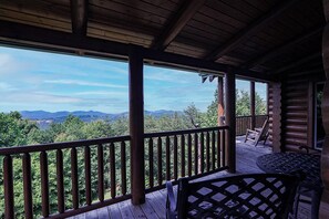 Property grounds - Spacious Log Home w/ Game Room & Hot Tub (Sevierville)