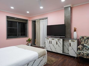 6 bedrooms, WiFi, bed sheets