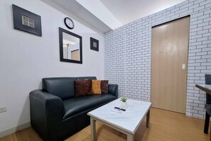 TV - Homey 1BR with Balcony City View in Grace Res (Taguig City)