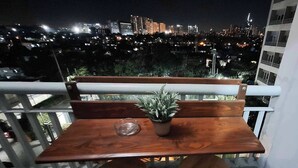 Outdoor dining - Homey 1BR with Balcony City View in Grace Res (Taguig City)