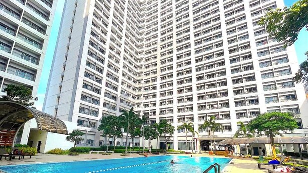 Pool - Homey 1BR with Balcony City View in Grace Res (Taguig City)