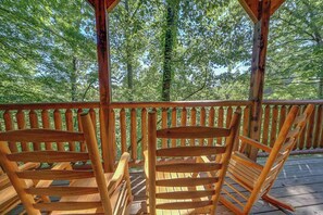 Property grounds - Stylish Cabin w/ Hot Tub, Fireplace & Games (Gatlinburg)