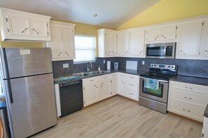 Kjøleskap, mikrob ølgeovn, ovn og kokeplater