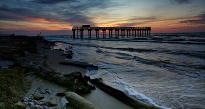 NEW---Spoonbill House ---Perfect 2 bedroom right on the ICW --- 2 Piers to fish