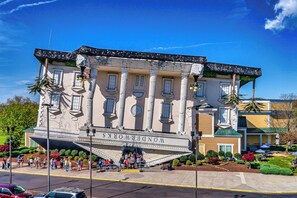 Un edificio con una entrada amplia y un letrero que dice "WonderWorks".