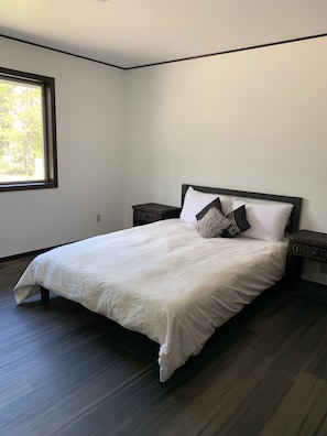 3 slaapkamers, een strijkplank/strijkijzer, wifi, beddengoed