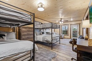 4 makuuhuonetta, silitysrauta/-lauta, ilmainen Wi-Fi, vuodevaatteet