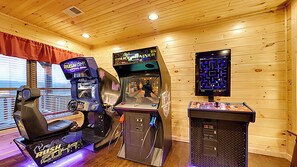 Une salle comprenant deux bornes d’arcade, l’une portant l’inscription « Rush 2048 » et l’autre « Police Trainer ».