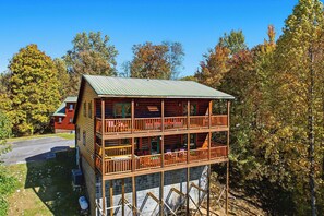 Exterior - A Charming Mountain-View Cabin Near Gatlinburg (Gatlinburg)