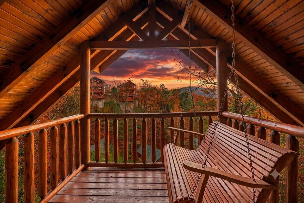 Un balcone in legno con una panchina, affacciato su un panorama che include una casa e alberi.