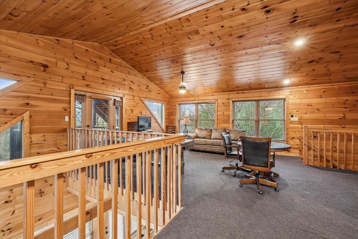 Spacious Mountain Cabin W/ Game Area & Hot Tub - Gatlinburg, TN