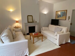 Living area - Charming, renovated 2-bedroom apartment in pedestrian zone of Avignon (Avignon)