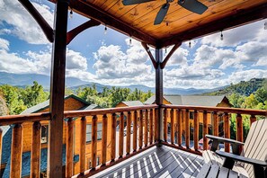 Property grounds - Stylish 3‑Bedroom Cabin with Arcade & Mountain Views (Gatlinburg)