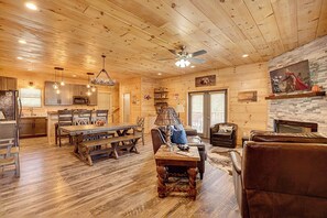 Fireplace, video games - Stylish 3‑Bedroom Cabin with Arcade & Mountain Views (Gatlinburg)