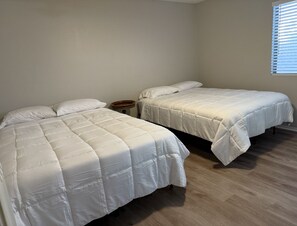 4 عدّة غرف نوم وواي فاي وملاءات أسرّة